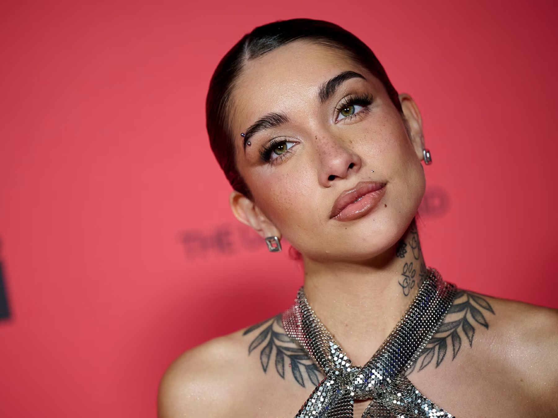 El regreso de la estética dosmilera: cómo María Becerra fusiona el streetwear y los corsés en la moda global