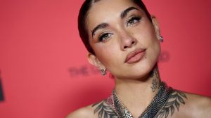 Descubrí cómo María Becerra redefine la moda urbana con su estilo dosmilero y propuestas impactantes