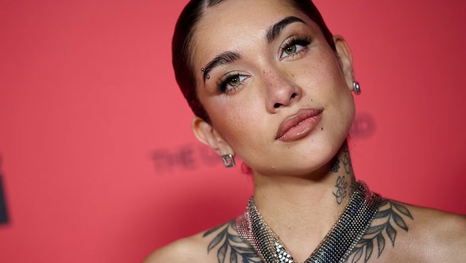 Descubrí cómo María Becerra redefine la moda urbana con su estilo dosmilero y propuestas impactantes