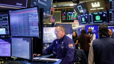 El riesgo país bajó a 411 puntos tras el rebote de Wall Street y los bonos en dólares extienden las subas
