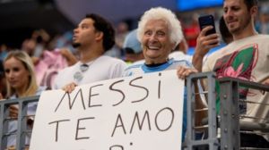 Quién es Pauline Kana, la influencer de 100 años que se volvió viral por su fanatismo por Lionel Messi