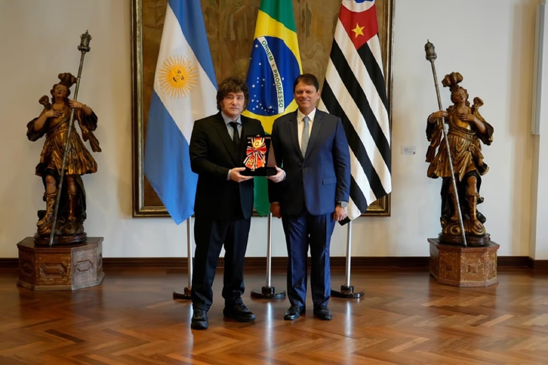 Javier Milei se presenta con el bolsonarismo en Brasil con distinción oficial