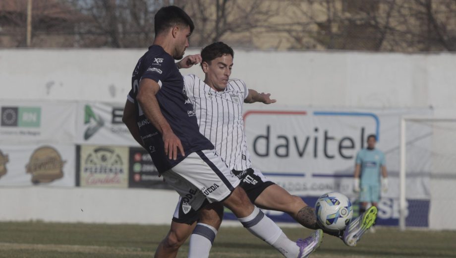 Gonzalo Lucero metió el 1-1 de Cipolletti (Foto: Oscar Livera)