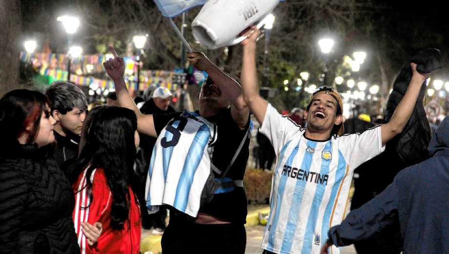 En fotos: así fue el respaldo en Río Negro y Neuquén a la Selección Argentina tras la final del Mundial