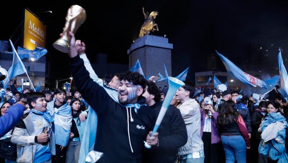 Festejos en Neuquén por el triunfo argentino en el Mundial 2026. Foto: Emiliano Ortiz. 