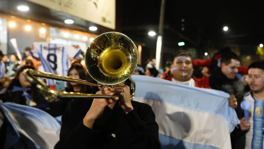 Festejos en Neuquén luego de la clasificación de Argentina a semifinales del Mundial 2026. (Foto: Emiliano Ortíz)
