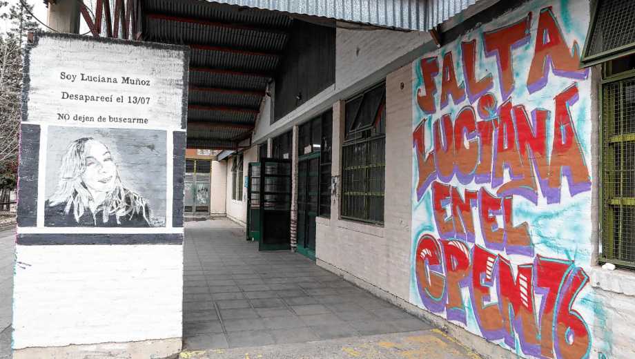 Las paredes del CPEM 76 recuerdan que falta una estudiante. (Foto: Emiliano Ortiz).