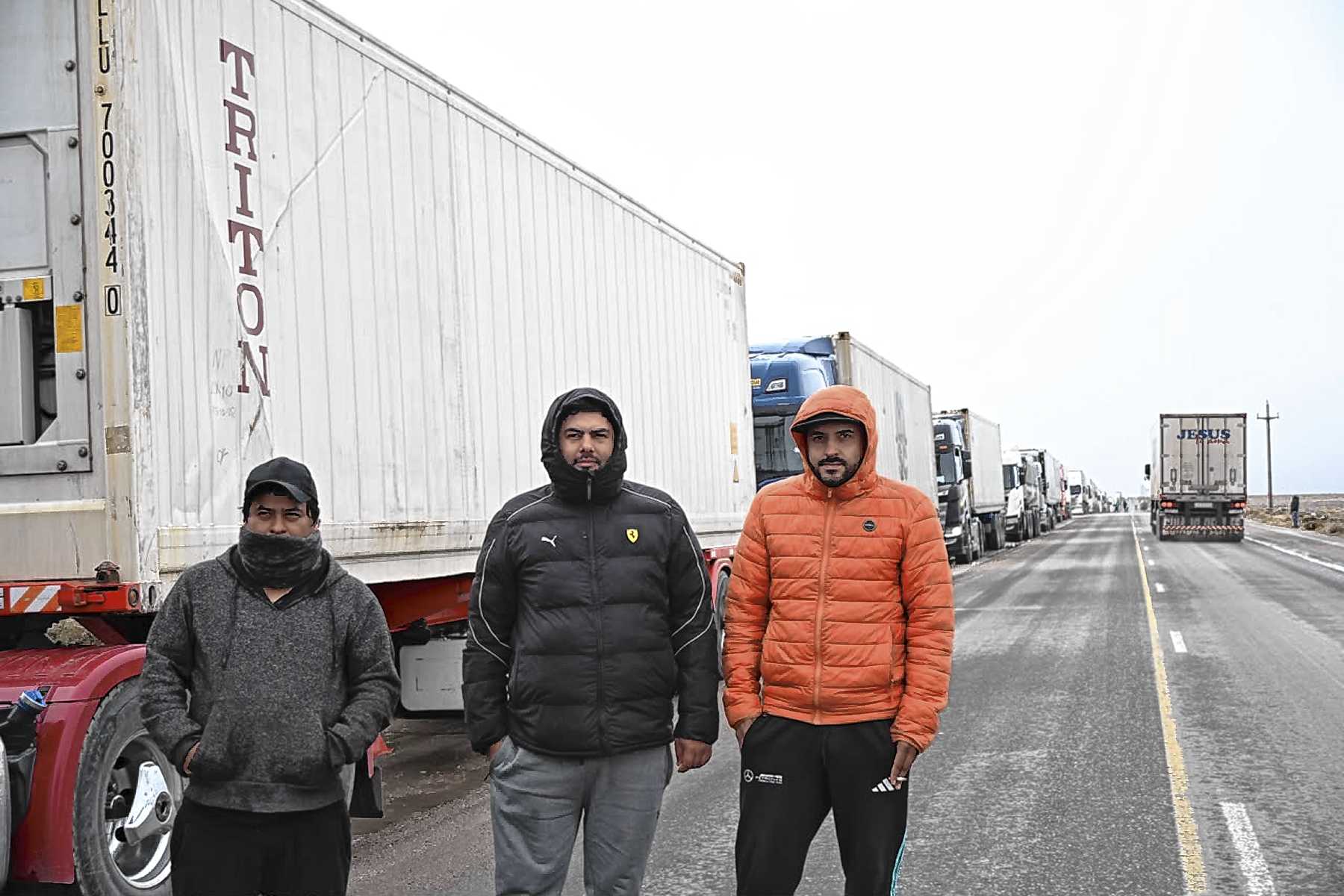 Hablan los camioneros varados en Neuquén: cómo se vive la espera en la ruta para llegar a Chile