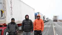 Imagen de Hablan los camioneros varados en Neuquén: cómo se vive la espera en la ruta para llegar a Chile