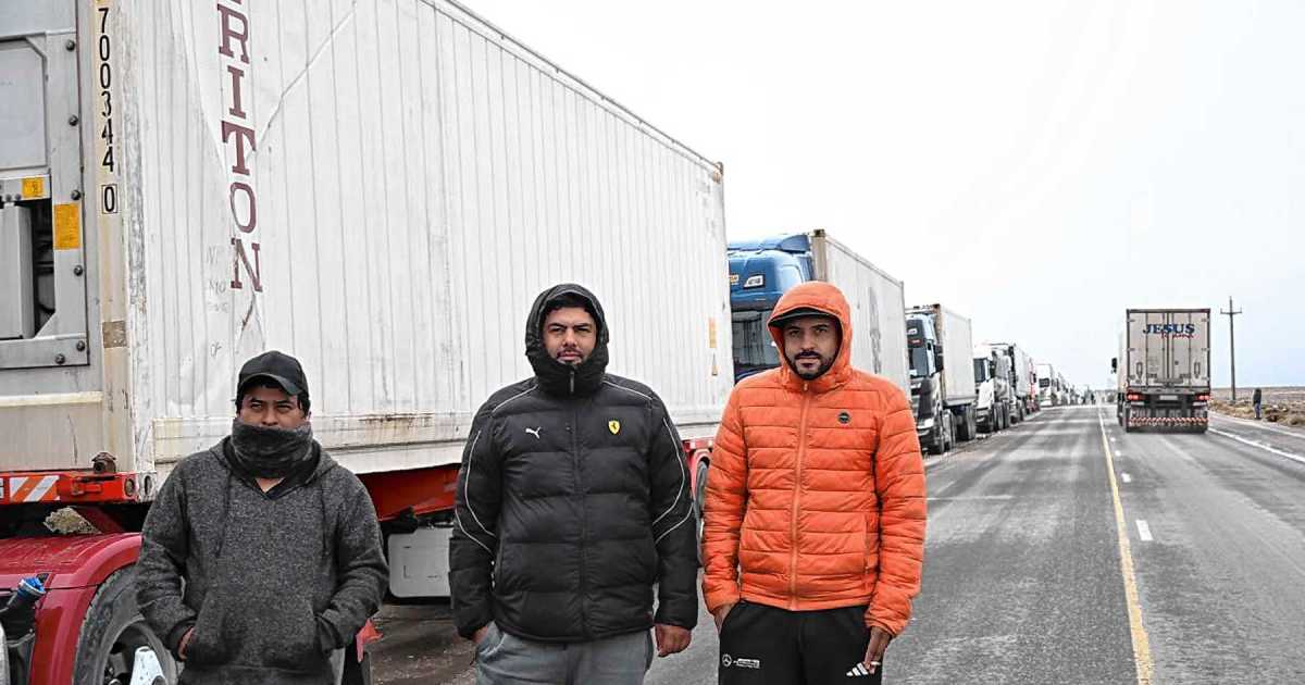 Hablan los camioneros varados en Neuquén: cómo se vive la espera en la ruta para llegar a Chile