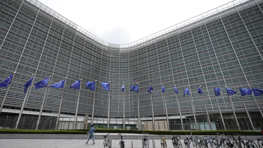 Banderas de la Unión Europea flamean al viento frente a la sede de la UE en Bruselas, antes de un anuncio sobre Google, el jueves 23 de julio de 2026. (Foto: gentileza AP)