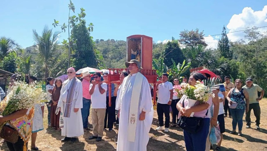 El padre Gabriel Mora junto al obispo Fernando Croxatto en Perú. (Gentileza).
