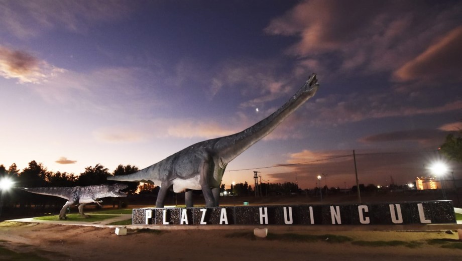 A la vera de la Ruta 22, las figuras de dos dinosaurios reciben a los turistas. (Foto: Gentileza)