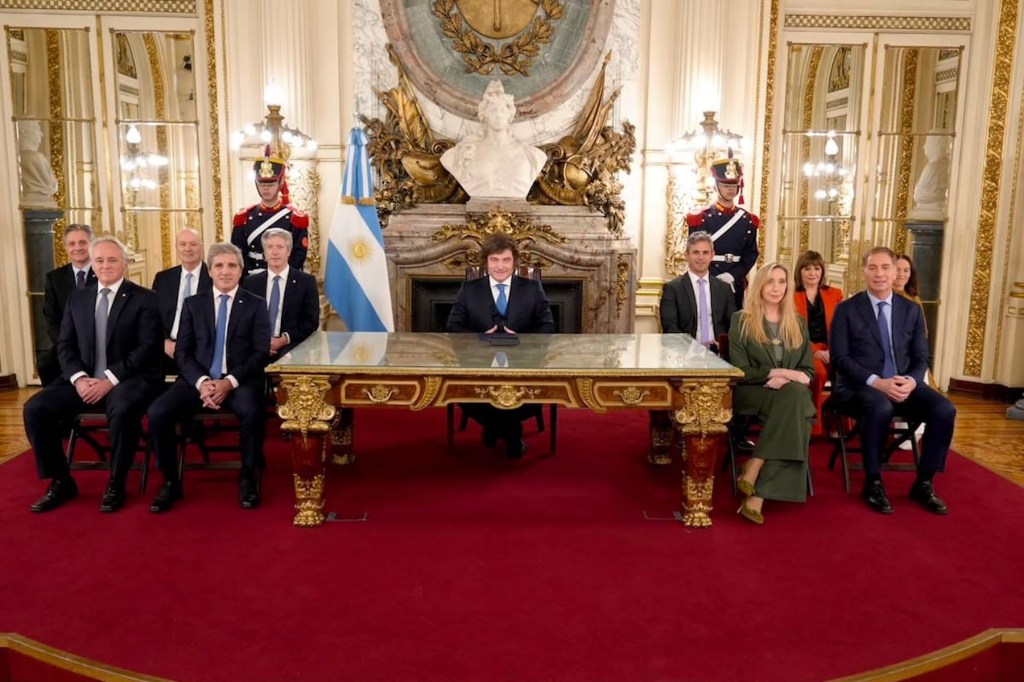 Para este Gobierno no cambia nada": cómo es el plan para prohibir la emisión y blindar el superávit