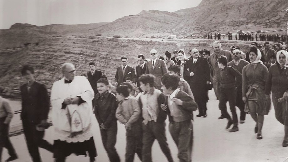 Nadie en el pueblo quiso perderse la inauguración del ansiado puente sobre el río Neuquén. Foto: Gentileza Archivo Municipal Chos Malal.