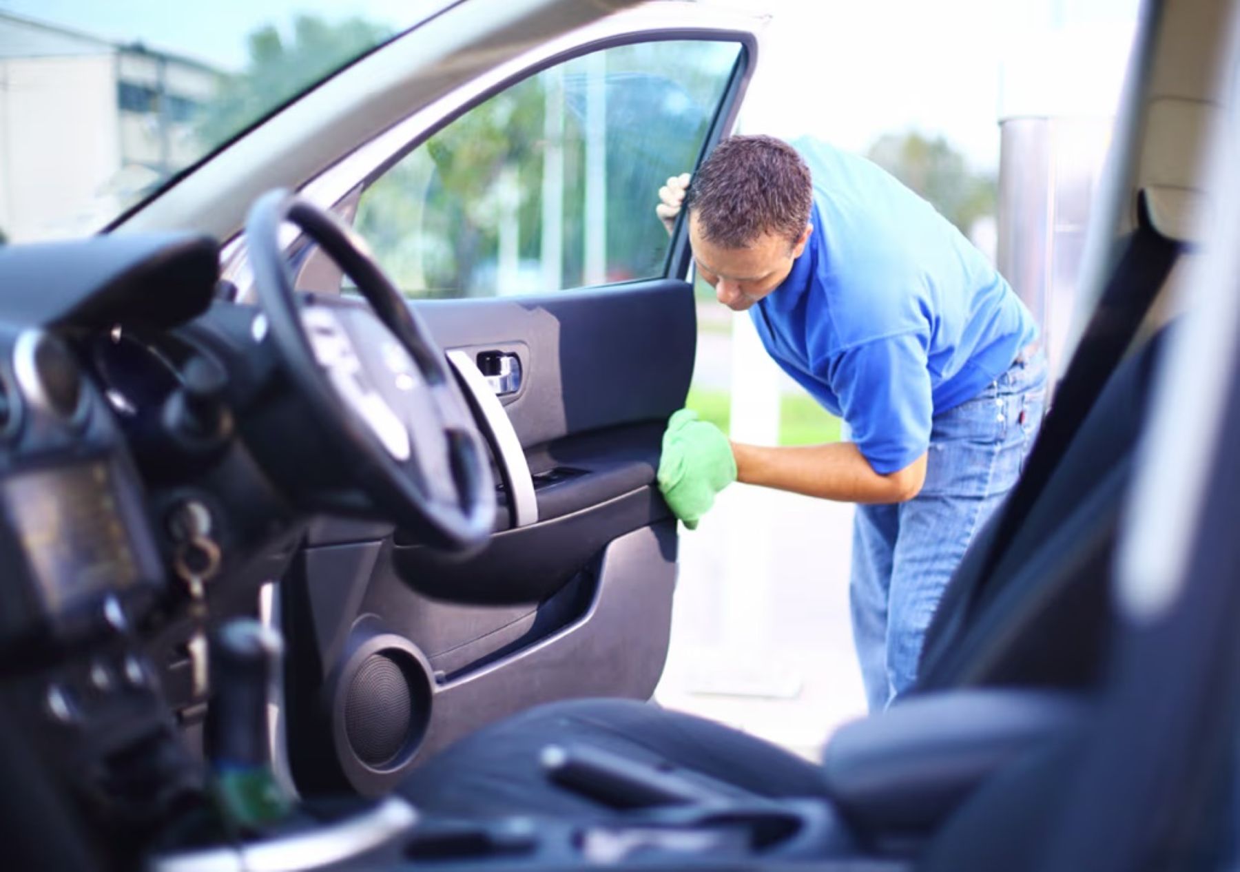 Agua acumulada en las puertas del auto: el método rápido para destapar los desagües y evitar que moje el interior