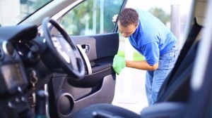 Cómo destapar los desagües del auto: el método eficaz para evitar acumulación de agua en las puertas