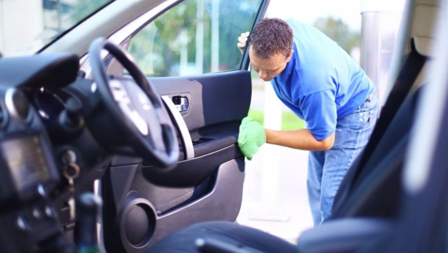 Agua acumulada en las puertas del auto: el método rápido para destapar los desagües.-