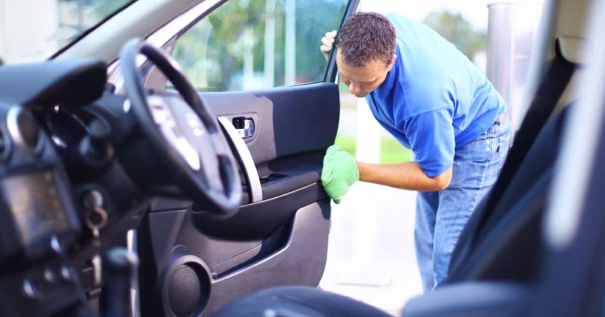 Cómo evitar la acumulación de agua en los desagües de los autos