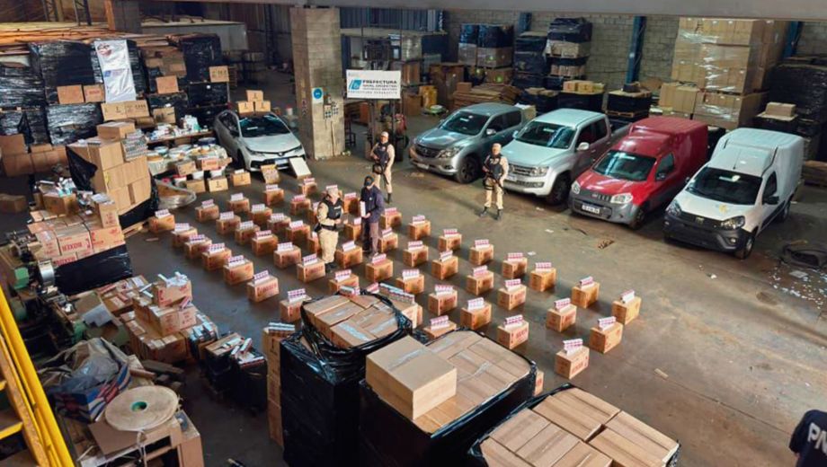 La organización desbaratada se dedicaría a la producción, distribución y comercialización de cigarrillos con marcas falsificadas, estampillas fiscales apócrifas y productos sin la debida registración tributaria. Foto: Prefectura Naval Argentina