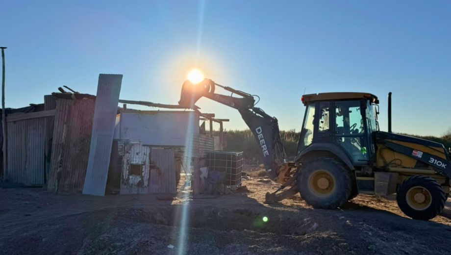 Las construcciones precarias fueron retiradas durante un procedimiento conjunto en el que también se encontró un vehículo sustraído oculto entre la vegetación.
