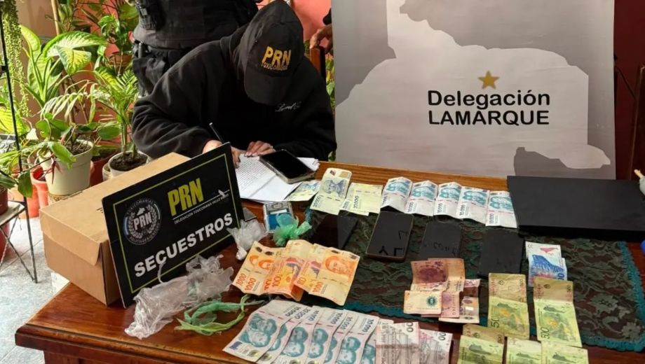 Los investigadores secuestraron sustancias fraccionadas, dinero y equipos que serán peritados en el marco de la causa.
