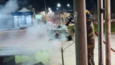 Provocó incendios en cinco canastos de residuos en Neuquén y fue arrestado tras una fuga