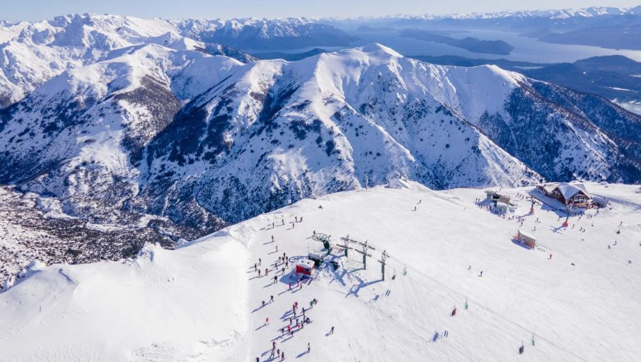 La temporada de invierno 2026 comenzó en Bariloche con la apertura parcial de Cerro Catedral, que irá incorporando nuevos sectores esquiables según evolucionen las condiciones de nieve. GEntileza. 