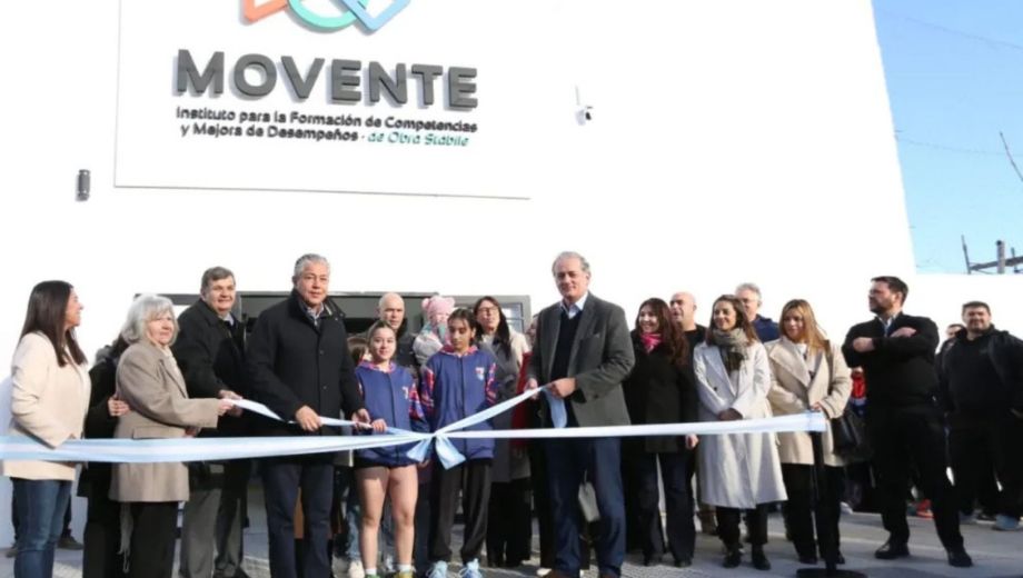 La inauguración reunió a autoridades, profesionales y representantes de instituciones deportivas en el nuevo edificio del Instituto Movente, en Centenario. Foto gentileza. 
