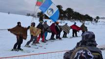 Imagen de Batea Mahuida celebró 26 años con una fiesta en la nieve que reunió a vecinos y turistas