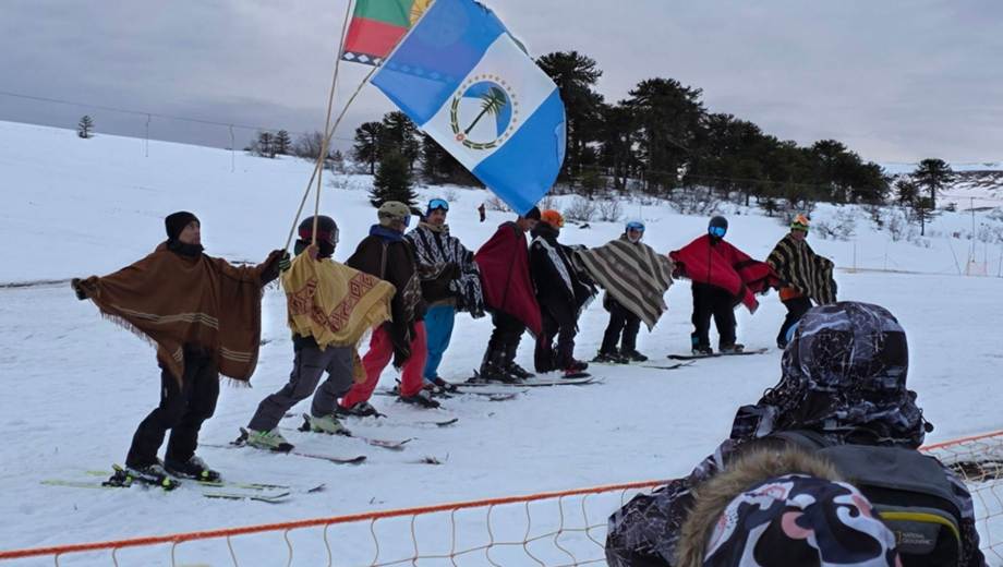 La Comunidad Mapuche Puel, administradora del parque de nieve, encabezó los festejos por los 26 años de Batea Mahuida junto a autoridades y visitantes. Fotos gentileza.