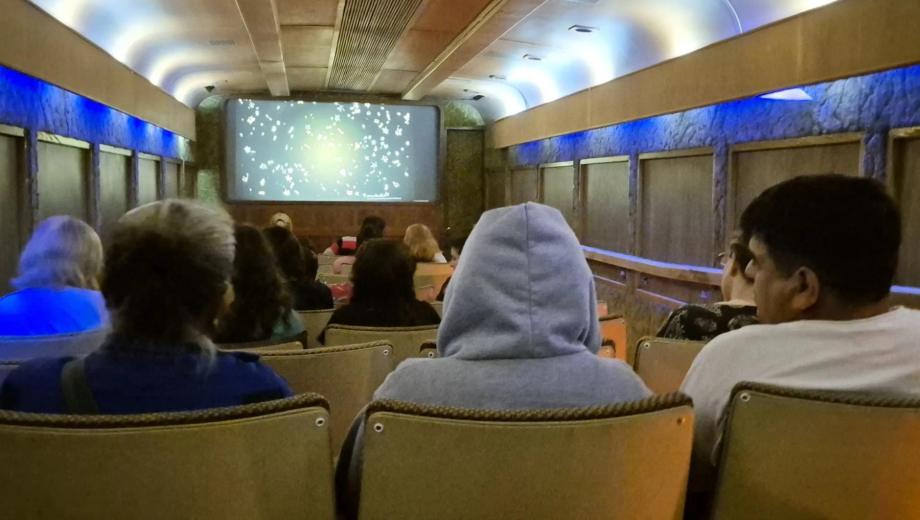 El único vagón cine incorporado a un servicio regular de pasajeros en Argentina ofrece funciones durante el viaje, con una selección de películas nacionales y regionales para disfrutar mientras se recorren los paisajes de la Patagonia.