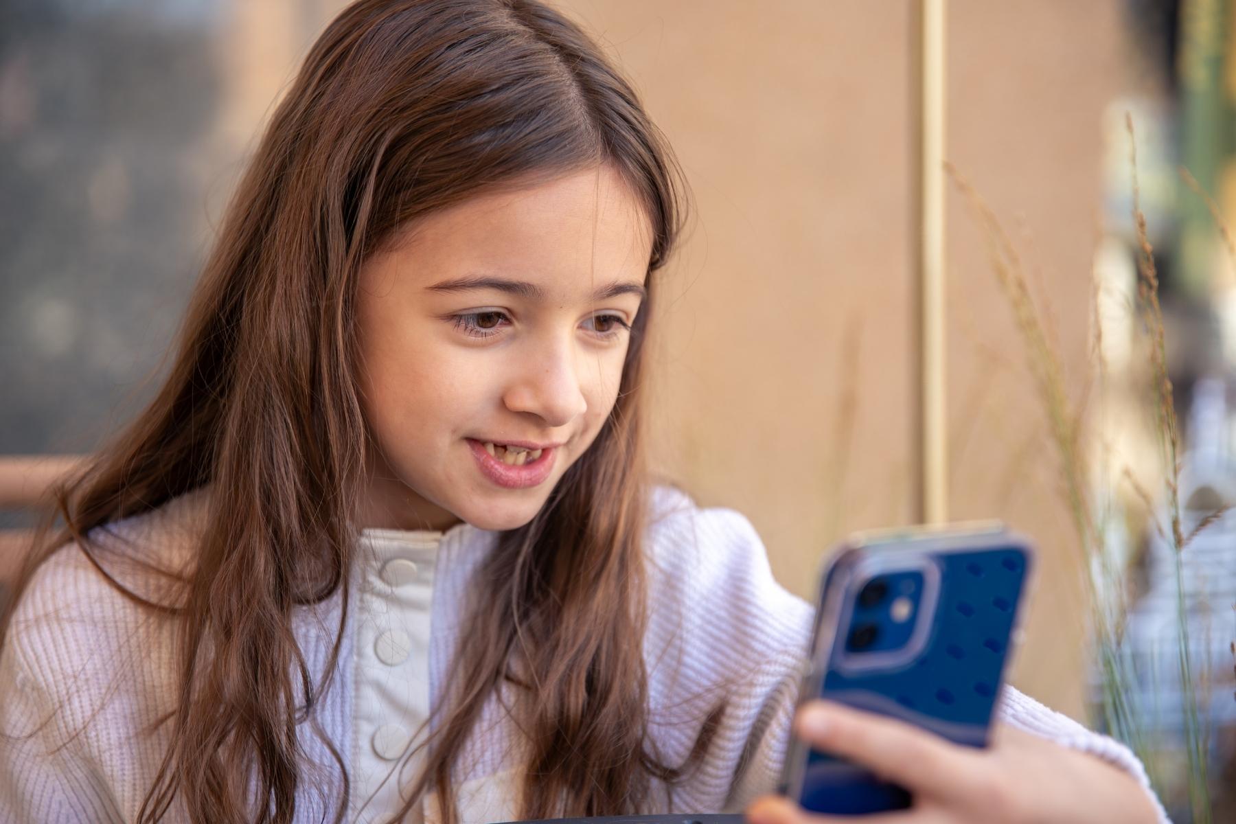 6 de cada 10 chicos de 8 años ya tiene celular pero prohibibirlos no garantiza mejores notas