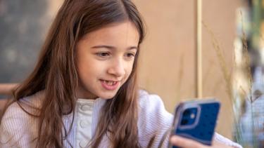 6 de cada 10 chicos de 8 años ya tiene celular pero prohibibirlos no garantiza mejores notas