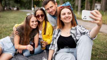 El Día del Amigo y una pregunta incómoda: ¿tenés a quién llamar un martes a las 3 de la mañana?