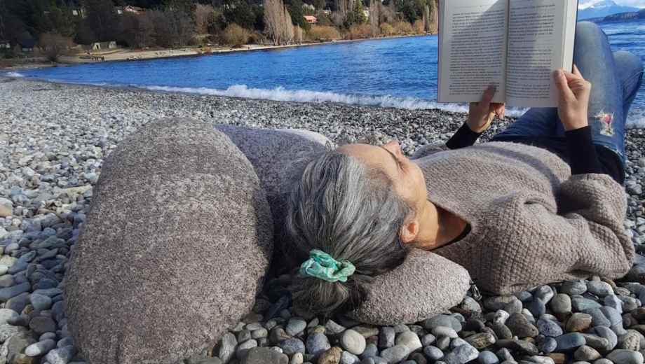 Las Rocky Balboa, almohadones con forma de roca inspirados en el paisaje cordillerano, una propuesta que combina humor, diseño y comodidad.
