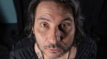 Imagen de Felipe Avello, una de las voces más originales del humor chileno: «a mí me parece simpático el género humano»
