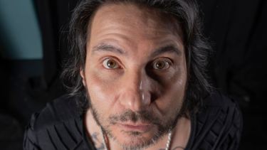 Felipe Avello, una de las voces más originales del humor chileno: «a mí me parece simpático el género humano»