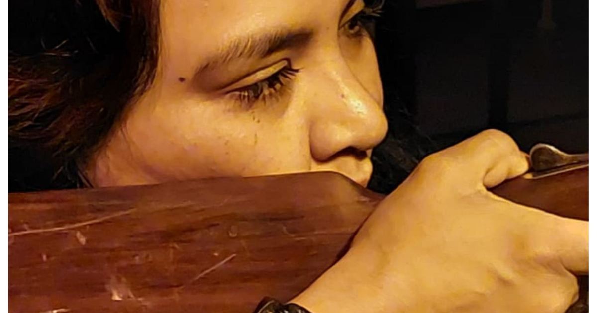 Una obra que desafía la calma: «Mujer armada hombre dormido» en Roca