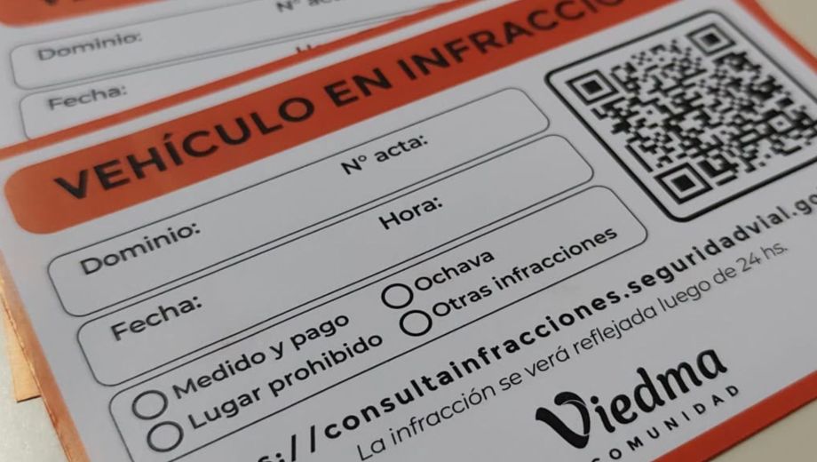 Los inspectores municipales colocarán un sticker con código QR en los vehículos en infracción cuando el conductor no se encuentre presente al momento de labrar el acta. Foto: gentileza.