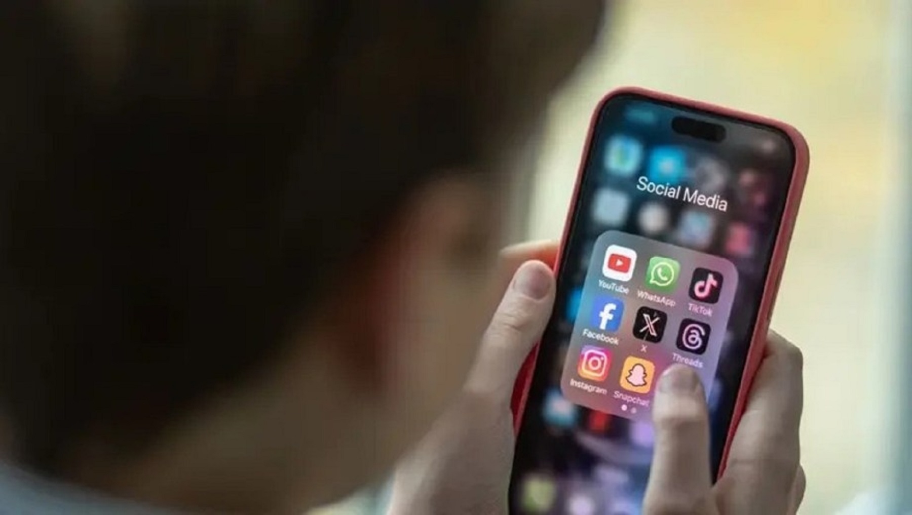 Francia aprobó una ley para prohibir las redes sociales a menores de 15 años