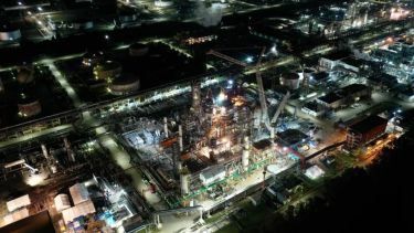 La refinación de petróleo fue el sector con mayor actividad industrial en mayo, según el INDEC
