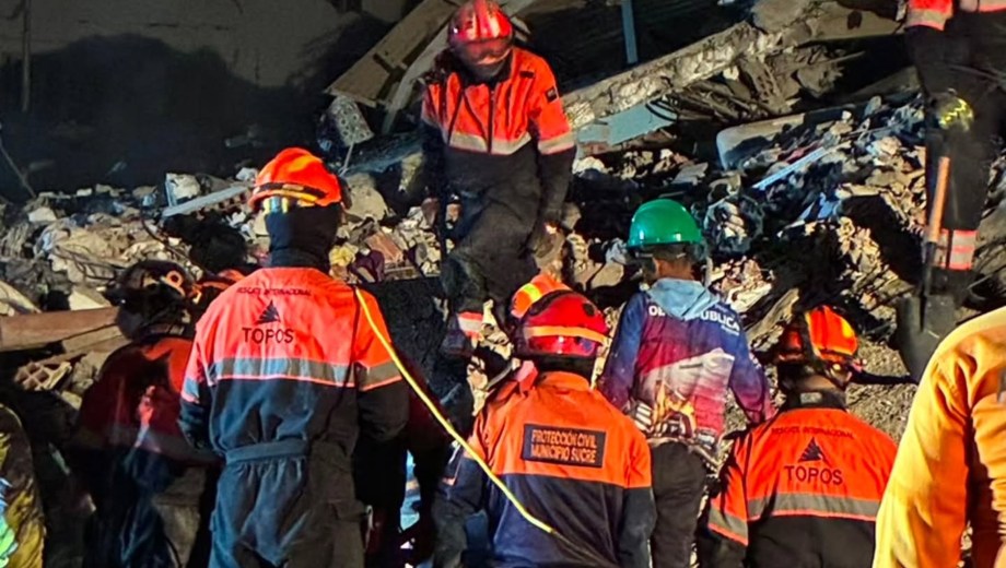 Dos bomberos de Neuquén colaboraron con el rescate de un joven de Venezuela. (Gentileza Bomberos de Centenario).