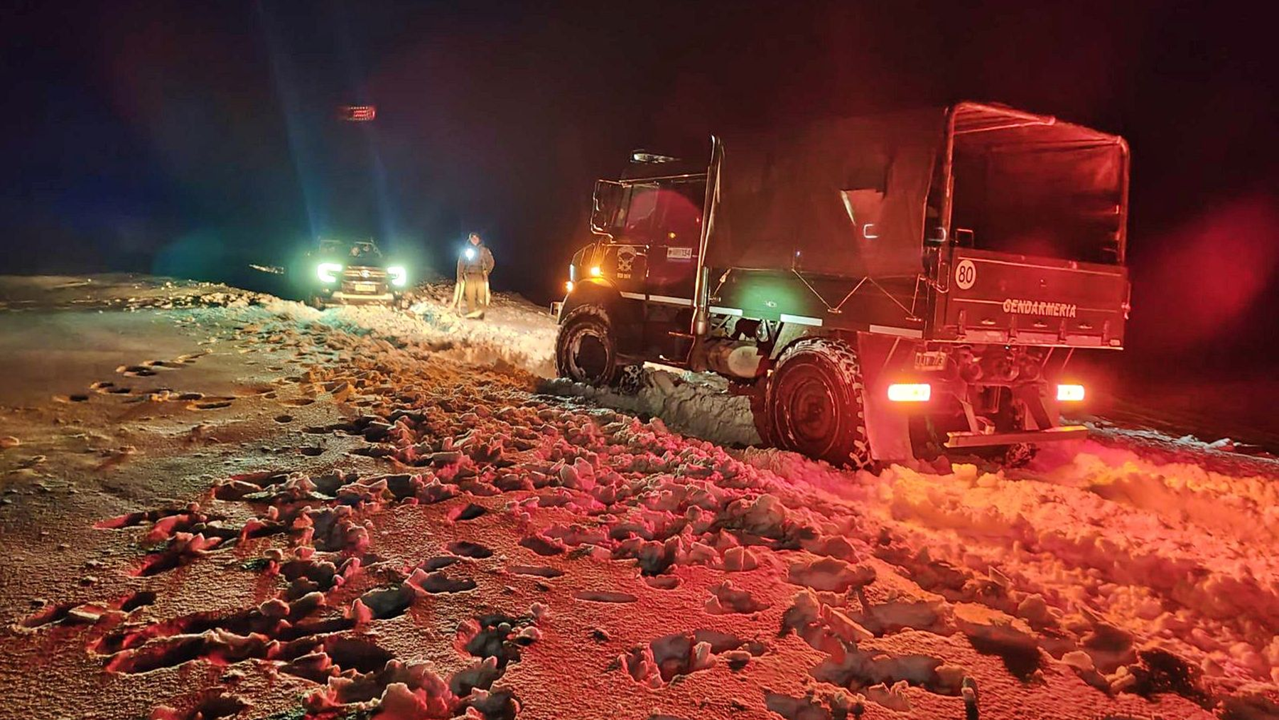 Imagen de Ignoraron la barrera baja y quedaron atrapados en la nieve fueron rescatados tras un operativo en Neuqun