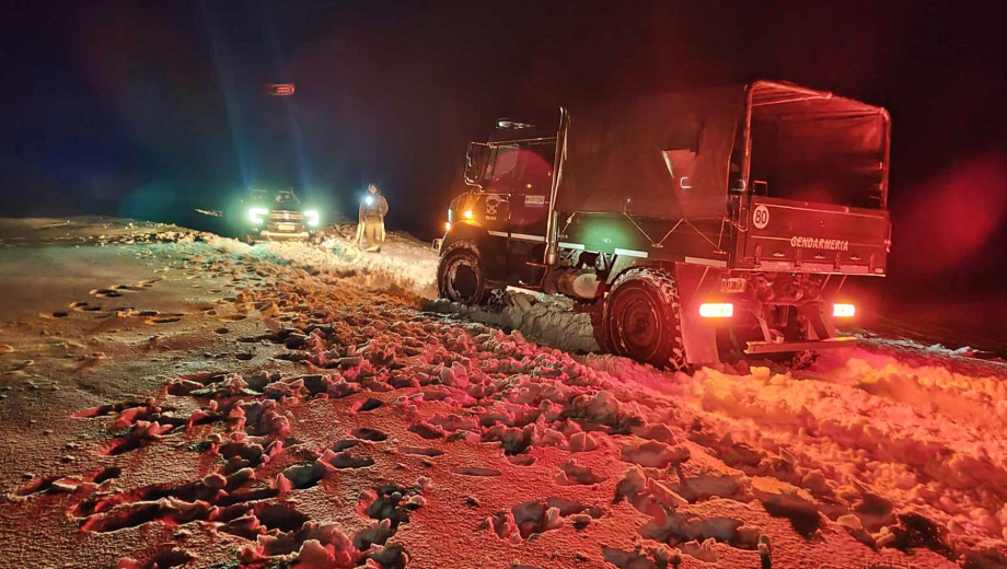 Las camionetas quedaron inmovilizadas por bardones de nieve, a la altura de Mallín Chileno. Foto: gentileza.