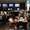 Imagen de El riesgo país profundiza su baja tras el pago a bonistas, mientras las acciones argentinas caen en Wall Street