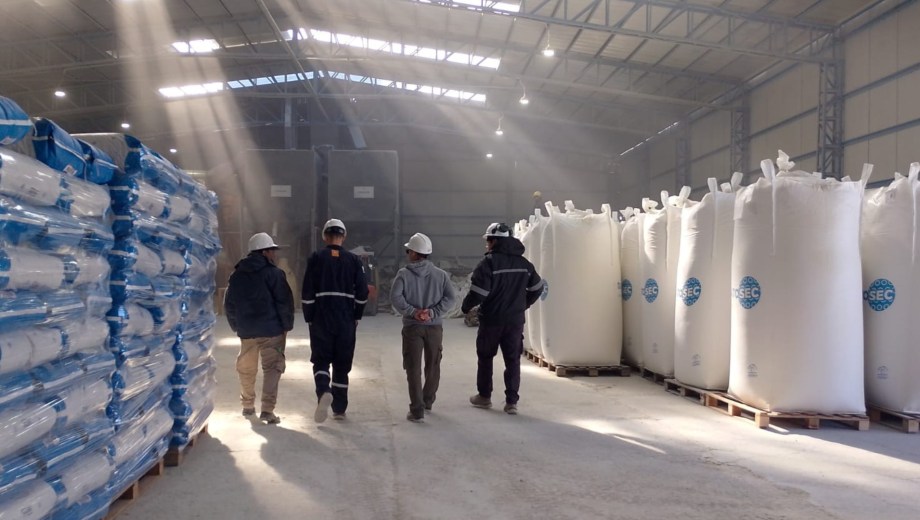 Entre los usos de la diatomita se encuentran la producción de piedras sanitarias para mascotas, absorbentes industriales o insumos para el sector agropecuario y petrolero. Foto: Gobierno de Río Negro.