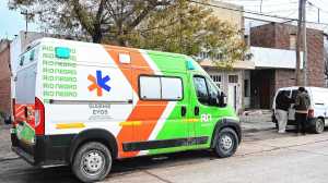Murió una mujer en Roca: la hallaron descompensada y la trasladaron de urgencia bajo código rojo