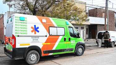 Murió una mujer en Roca: la hallaron descompensada y la trasladaron de urgencia bajo código rojo