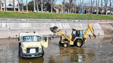 Comenzó una obra de más de $37 millones en un sector clave del canal principal de riego en Roca
